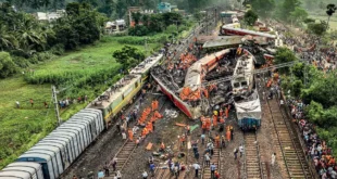 बालेश्वर में हुए भीषण रेल हादसे के बाद रेल मंत्रालय ने लापरवाही बरतने के लिए अफसरों पर की बड़ी कार्रवाई