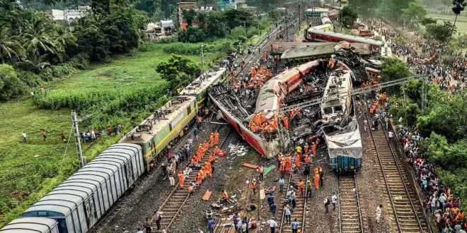 बालेश्वर में हुए भीषण रेल हादसे के बाद रेल मंत्रालय ने लापरवाही बरतने के लिए अफसरों पर की बड़ी कार्रवाई