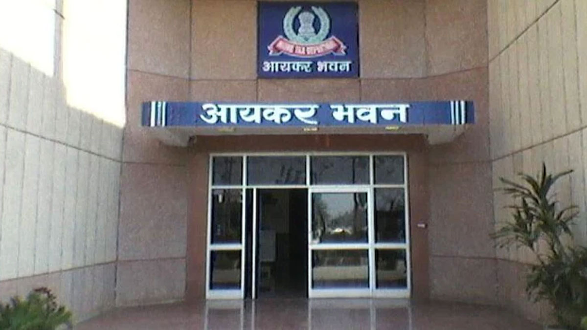 उत्तर प्रदेश सहित अन्य प्रदेशों में आयकर विभाग की छापेमारी जारी उत्तर प्रदेश सहित अन्य प्रदेशों में आयकर विभाग की छापेमारी जारी