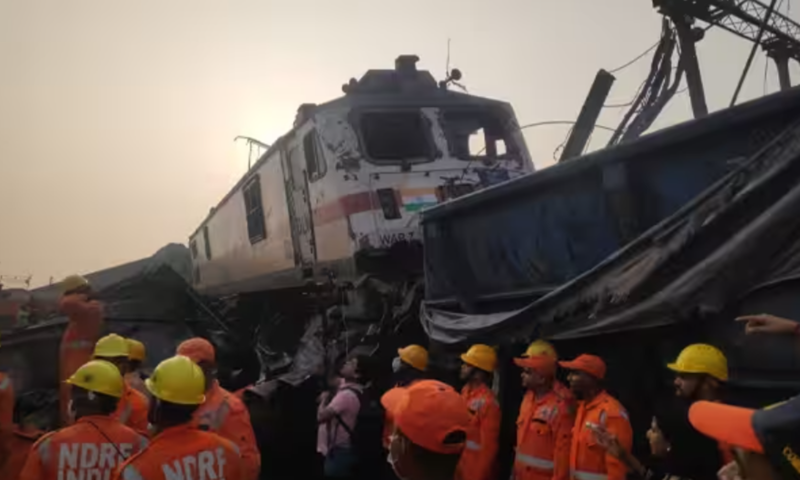 ओडिशा ट्रेन हादसे के बाद पूरा देश दहल गया, बॉलीवुड के कई सेलिब्रिटीज ने मृतकों के परिवारों के प्रति संवेदनाएं व्यक्त की.. ओडिशा ट्रेन हादसे के बाद पूरा देश दहल गया, बॉलीवुड के कई सेलिब्रिटीज ने मृतकों के परिवारों के प्रति संवेदनाएं व्यक्त की..
