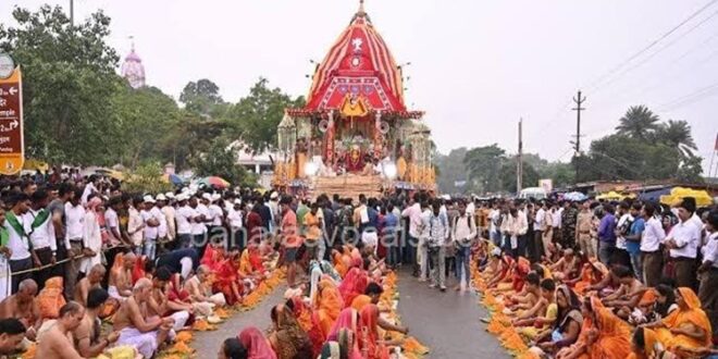 काशी के विश्व प्रसिद्ध रथयात्रा मेले में रौनक, दर्शन पूजन और परिक्रमा में जुटे श्रद्धालु