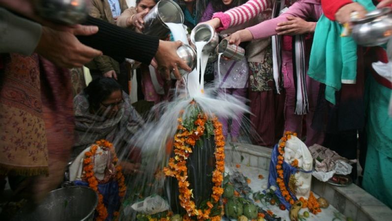 आइये जानते हैं कि आखिर शिवलिंग पर चढ़ाया जल पीना चाहिए या नहीं आइये जानते हैं कि आखिर शिवलिंग पर चढ़ाया जल पीना चाहिए या नहीं