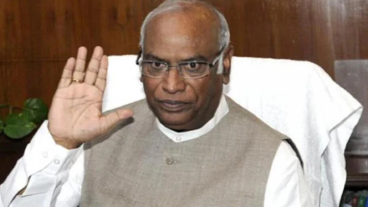 कांग्रेस अध्यक्ष मल्लिकार्जुन खड़गे ने रेल मंत्री अश्विनी वैष्णव पर जमकर हल्ला बोला, कहा… कांग्रेस अध्यक्ष मल्लिकार्जुन खड़गे ने रेल मंत्री अश्विनी वैष्णव पर जमकर हल्ला बोला, कहा…
