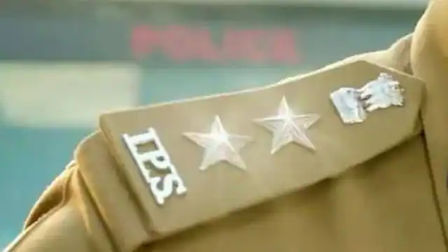 योगी आदित्यनाथ सरकार ने प्रदेश के चार पुलिस कमिश्नरेट में किए आईपीएस अफसरों के तबादले योगी आदित्यनाथ सरकार ने प्रदेश के चार पुलिस कमिश्नरेट में किए आईपीएस अफसरों के तबादले