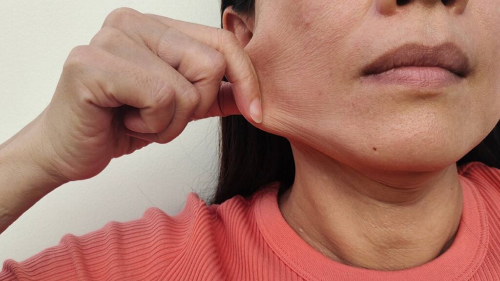 स्किन टाइटेनिंग के लिए घर पर कैसे तैयार करें फेस पैक?