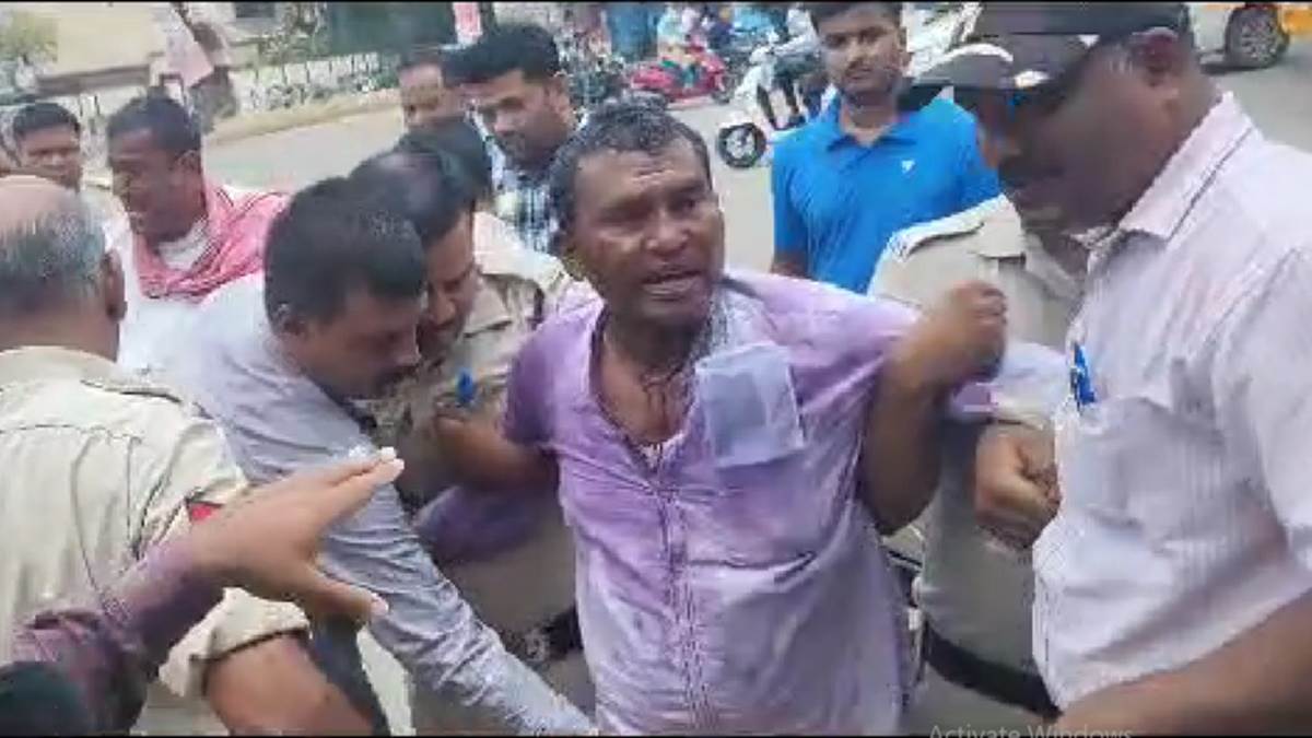 रायपुर के खम्हारडीह थाने के सामने एक शख्स ने मिट्टी का तेल डालकर खुदकुशी की कोशिश की.. रायपुर के खम्हारडीह थाने के सामने एक शख्स ने मिट्टी का तेल डालकर खुदकुशी की कोशिश की..