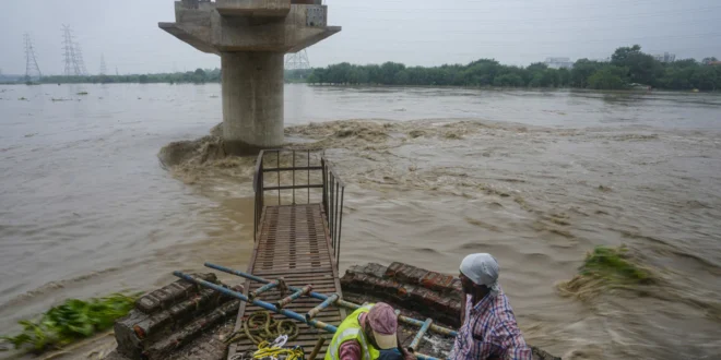 यमुना के उफान में लगातार कमी आ रही है, अब जलस्तर 208 मीटर से नीचे आ गया..