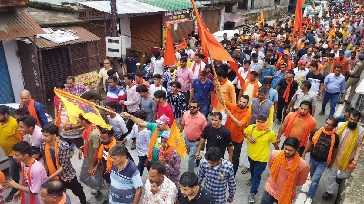 लापता बालिका की बरामदगी को लेकर रविवार को आक्रोश रैली आरती घाट से प्रारंभ होकर पूरे नगर में धूमी