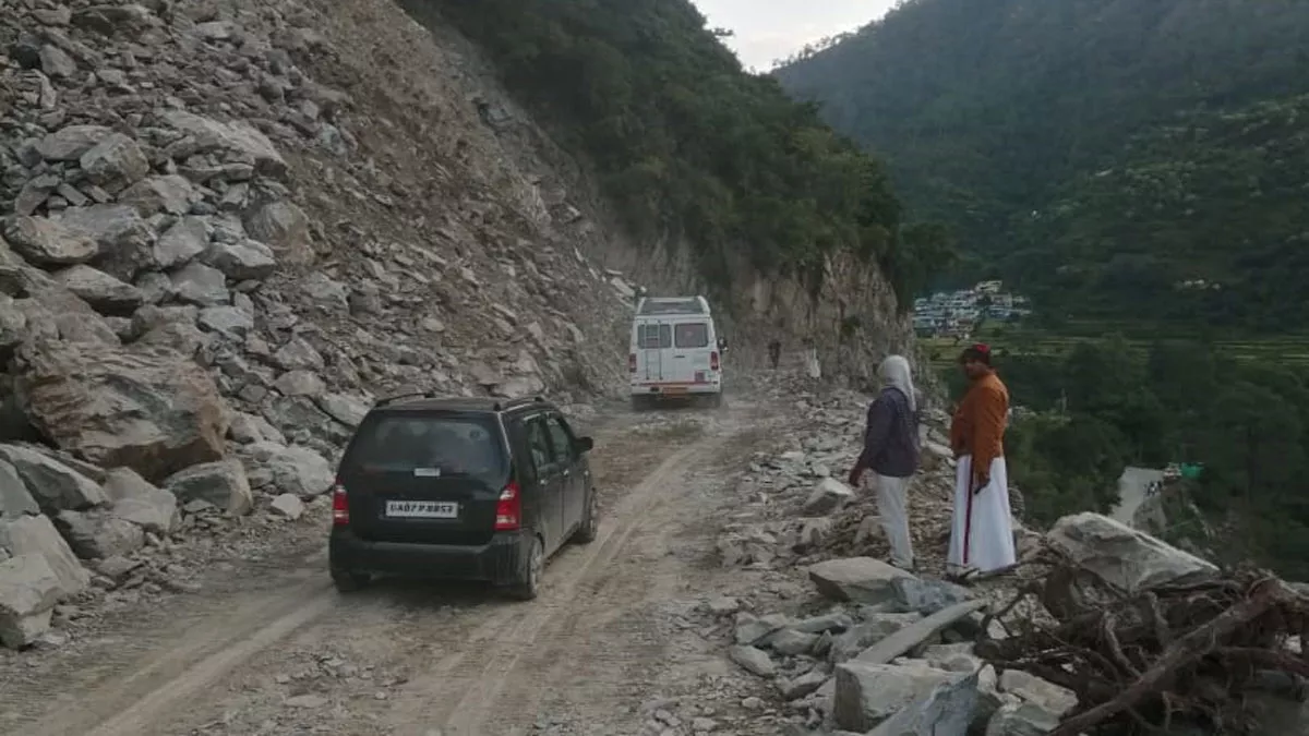 उत्तराखंड में लगातार हो रही भारी बारिश से 171 सड़कें बंद हो गई.. उत्तराखंड में लगातार हो रही भारी बारिश से 171 सड़कें बंद हो गई..