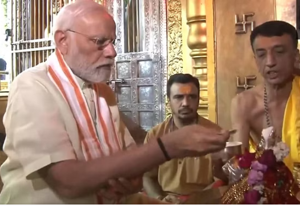 बनासकांठा में पीएम मोदी ने किया रोड शो, अंबाजी मंदिर में की पूजा-अर्चना बनासकांठा में पीएम मोदी ने किया रोड शो, अंबाजी मंदिर में की पूजा-अर्चना