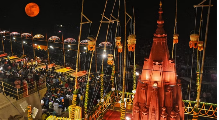 शहीदों की याद में बनारस के घाट पर सजाए गए आकाशदीप शहीदों की याद में बनारस के घाट पर सजाए गए आकाशदीप