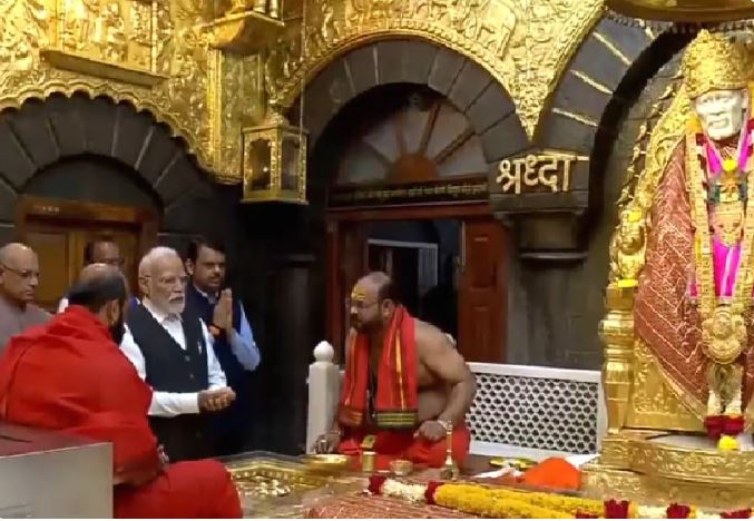 महाराष्ट्र : प्रधानमंत्री मोदी पहुचे साईं बाबा के दर्शन किए…. महाराष्ट्र : प्रधानमंत्री मोदी पहुचे साईं बाबा के दर्शन किए….