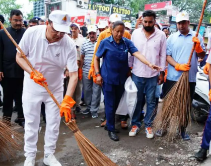 सीएम धामी और कई नेताओं के साथ बच्चे-बूढ़े  ने भी स्वच्छता अभियान के लिए श्रमदान किया