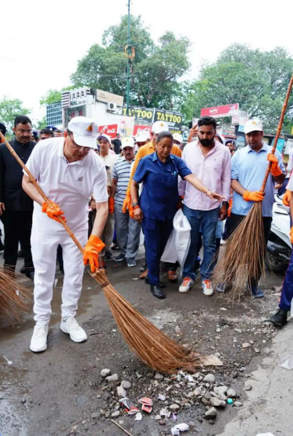 सीएम धामी और कई नेताओं के साथ बच्चे-बूढ़े ने भी स्वच्छता अभियान के लिए श्रमदान किया सीएम धामी और कई नेताओं के साथ बच्चे-बूढ़े ने भी स्वच्छता अभियान के लिए श्रमदान किया