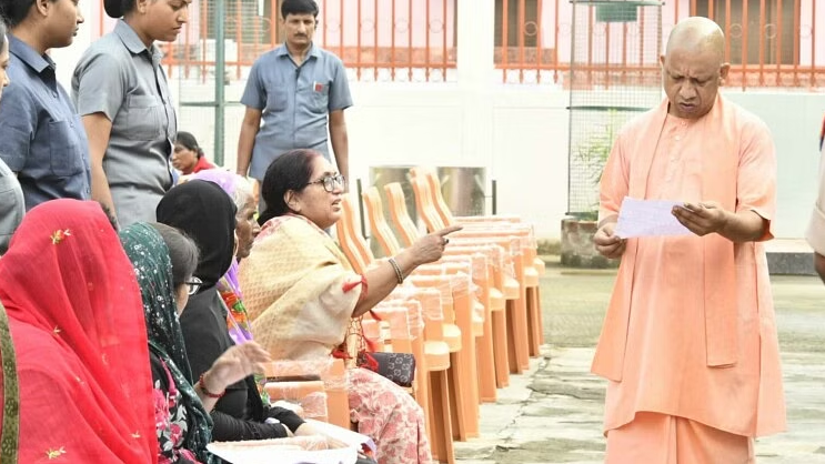 सीएम योगी  ने सुनी जनता की फरियाद