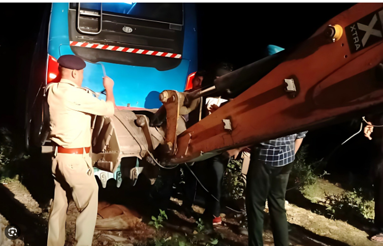 पाकिस्तानी यात्रियों की बस हुई हादसे का शिकार हेमकुंड साहिब में पाकिस्तानी यात्रियों की बस हुई हादसे का शिकार हेमकुंड साहिब में