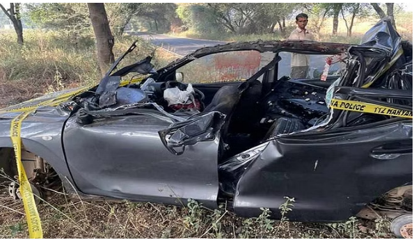 भिवानी में सड़क पर खड़े ट्रक से भयंकर टक्कर हुयी गाड़ी की