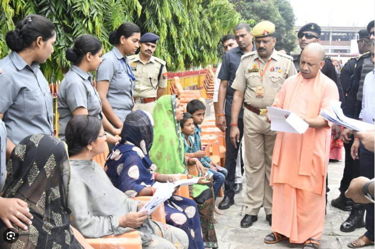 सीएम योगी ने गोरखपुर में लगाया जनता दरबार और फिर किया गाजियाबाद का दौरा