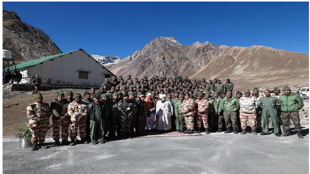 उत्तराखंड दौर :पीएम मोदी ने आज  भारतीय सेना के जवानों से की मुलाकात