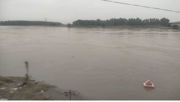 यमुना नदी में नहाते समय डूबे पांच बच्चे यमुना नदी में नहाते समय डूबे पांच बच्चे