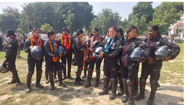 महिला बाइकर्स शिलांग से चली और पहुंचीं बनारस ,  दिया संदेश नारी सशक्तिकरण का