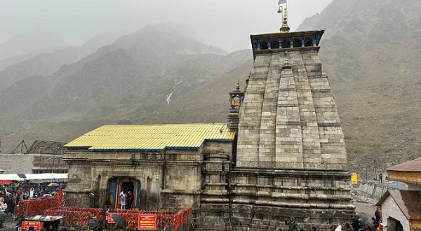 केदारनाथ धाम में बर्फबारी से खूबसूरत हुआ नजारा ,श्रद्धालुओं का उत्साह चरम पर