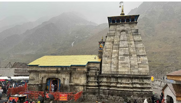 केदारनाथ धाम में बर्फबारी से खूबसूरत हुआ नजारा ,श्रद्धालुओं का उत्साह चरम पर केदारनाथ धाम में बर्फबारी से खूबसूरत हुआ नजारा ,श्रद्धालुओं का उत्साह चरम पर