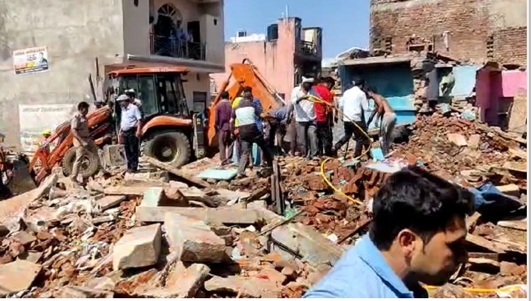 मेरठ में पटाखा फैक्टरी में बड़ा धमाका से कई घायल और चार की मौत मेरठ में पटाखा फैक्टरी में बड़ा धमाका से कई घायल और चार की मौत