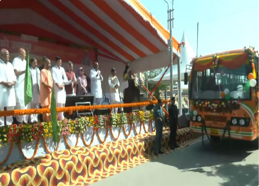 मुख्यमंत्री योगी आदित्यनाथ ने 51 बसों को दिखाई हरी झंडी मिशन महिला सारथी के तहत मुख्यमंत्री योगी आदित्यनाथ ने 51 बसों को दिखाई हरी झंडी मिशन महिला सारथी के तहत