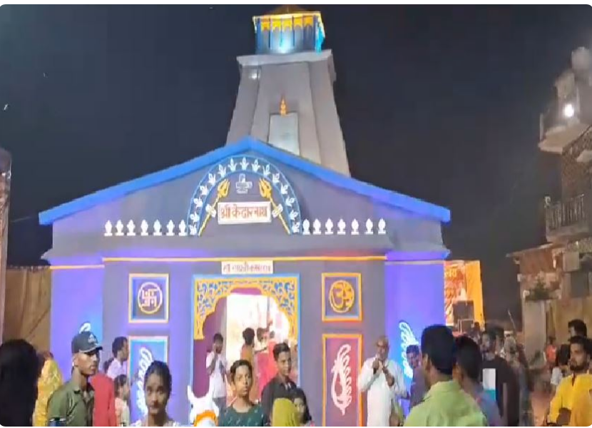 देवरिया में केदारनाथ धाम मंदिर के तर्ज पर बनाया गया दुर्गा पंडाल,बना आकर्षण का केंद्र देवरिया में केदारनाथ धाम मंदिर के तर्ज पर बनाया गया दुर्गा पंडाल,बना आकर्षण का केंद्र