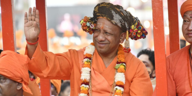 गोरक्षपीठाधीश्वर योगी आदित्यनाथ की शोभायात्रा श्रद्धा के पथ पर पूरी भव्यता से निकली