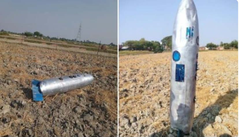 लखनऊ में गाज़ीपुर गांव में एयरफोर्स के विमान से 2 फ्यूल टैंक जमीन पर गिरे हैं, लोगों में फैली दहशत लखनऊ में गाज़ीपुर गांव में एयरफोर्स के विमान से 2 फ्यूल टैंक जमीन पर गिरे हैं, लोगों में फैली दहशत