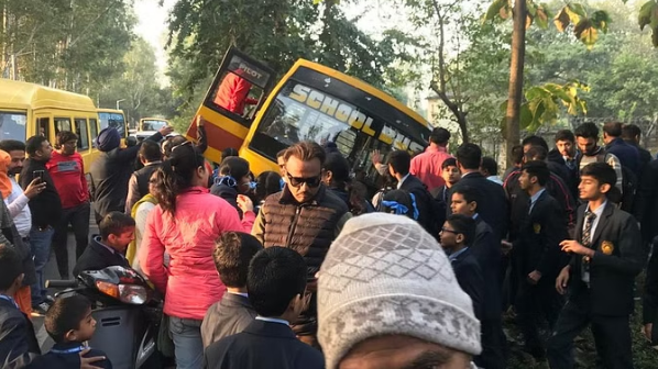 पठानकोट: चालक की लापरवाही से बच्चों से भरी स्कूल बस खड्डे में गिरी,पढ़े पूरी ख़बर पठानकोट: चालक की लापरवाही से बच्चों से भरी स्कूल बस खड्डे में गिरी,पढ़े पूरी ख़बर