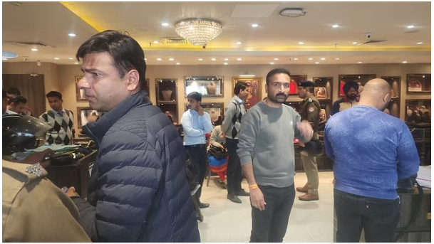 देहरादून: रिलायंस ज्वैलर्स के यहां दिनदहाड़े फिल्मी स्टाइल में डकैती, पढिये पूरा मामला देहरादून: रिलायंस ज्वैलर्स के यहां दिनदहाड़े फिल्मी स्टाइल में डकैती, पढिये पूरा मामला