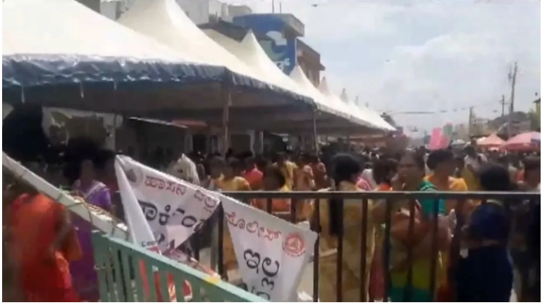 कर्नाटक: हसनम्बा मंदिर में बिजली का तार टूटने से लगा कुछ लोगों को करंट कर्नाटक: हसनम्बा मंदिर में बिजली का तार टूटने से लगा कुछ लोगों को करंट