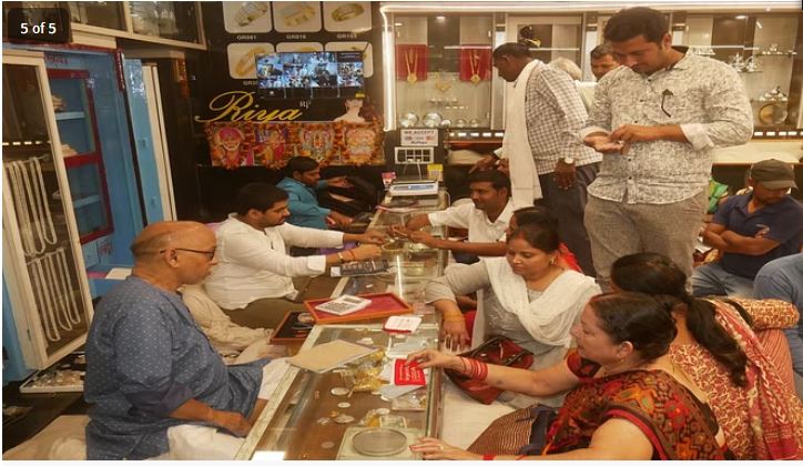 वाराणसी में लोगों ने 24 घंटे में करोड़ की  सोना-चांदी खरीदारी