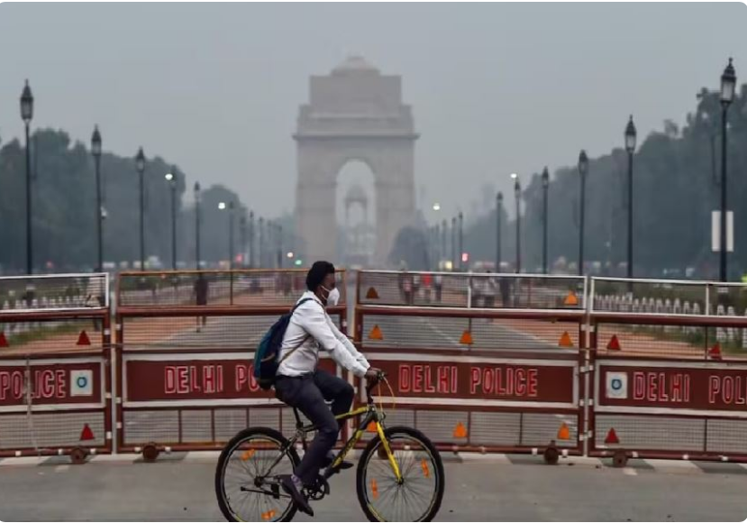 दिल्ली शहर धूल और धुएं की चादर में लिपटा,एनसीआर की हवा हुई जहरीली दिल्ली शहर धूल और धुएं की चादर में लिपटा,एनसीआर की हवा हुई जहरीली