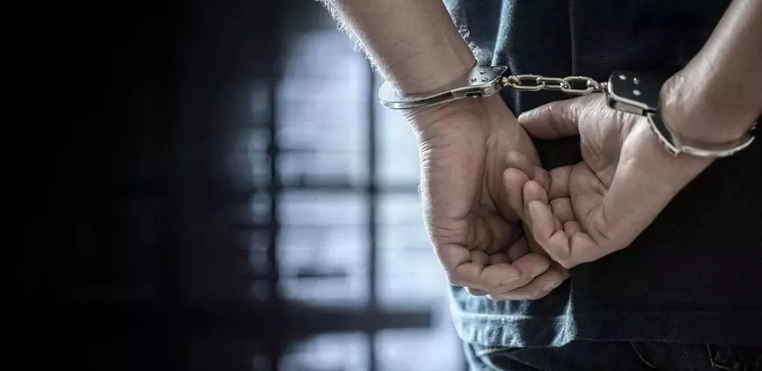 बेटे को गिरफ्तार करने पहुंची पुलिस पर पिता ने चलाई गोली,पढ़े पूरी खबर