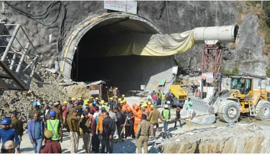 टनल में फंसीं लोगो को 900 MM की स्टील पाइप डालकर निकालने का प्रयास