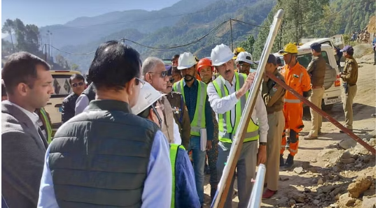 केंद्रीय राज्य मंत्री वीके सिंह पहुंचे सिलक्यारा,लिया राहत एवं बचाव कार्य का जायजा