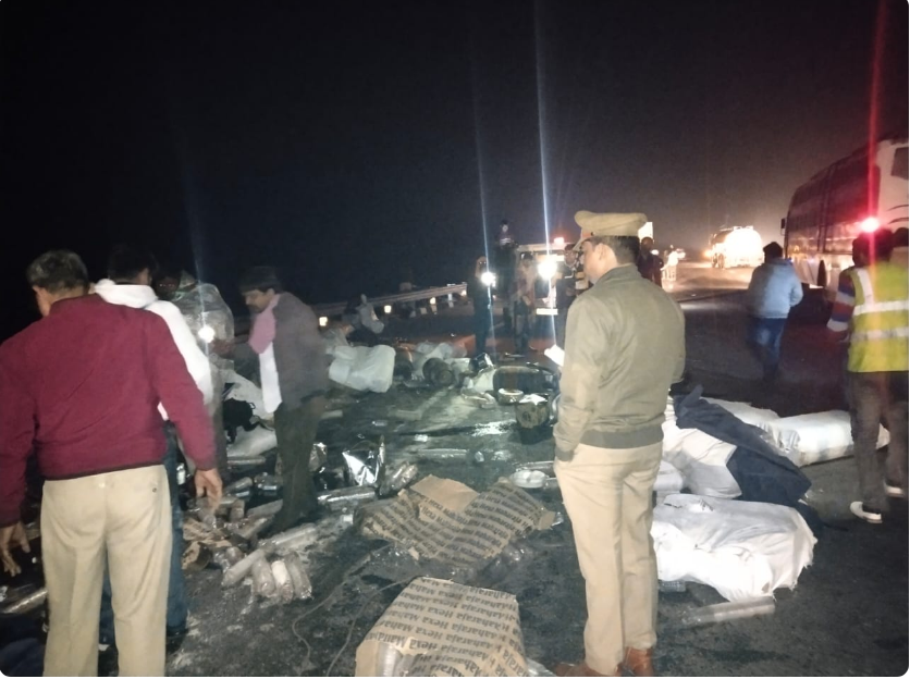 उन्नाव-आगरा लखनऊ एक्सप्रेसवे पर भीषण सड़क हादसा, दो की मौत कई लोग घायल.. उन्नाव-आगरा लखनऊ एक्सप्रेसवे पर भीषण सड़क हादसा, दो की मौत कई लोग घायल..