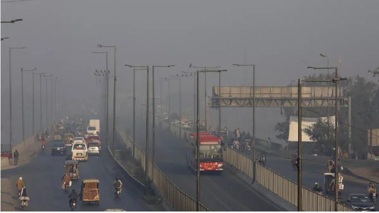 पाकिस्तान के लाहौर में  लोगों का घुट रहा दम,जाने  AQI