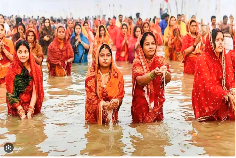 छठ पूजा का चौथा दिन,सूर्य को अर्घ्य देने के साथ संपन्न हुई छठ पूजा