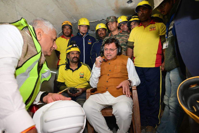 CM पुष्कर सिंह धामी एवं केंद्रीय मंत्री वीके सिंह ने अंदर फंसे मजदूरों से की बात.. CM पुष्कर सिंह धामी एवं केंद्रीय मंत्री वीके सिंह ने अंदर फंसे मजदूरों से की बात..