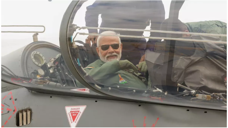 प्रधानमंत्री मोदी ने तेजस लड़ाकू विमान में भरी उड़ान,को-पायलट के तौर पर आए नजर..