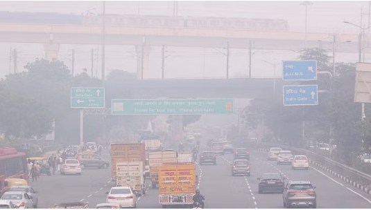 जहरीली हवा में सांस लेने को मजबूर दिल्लीवासी,जानें कितना है AQI