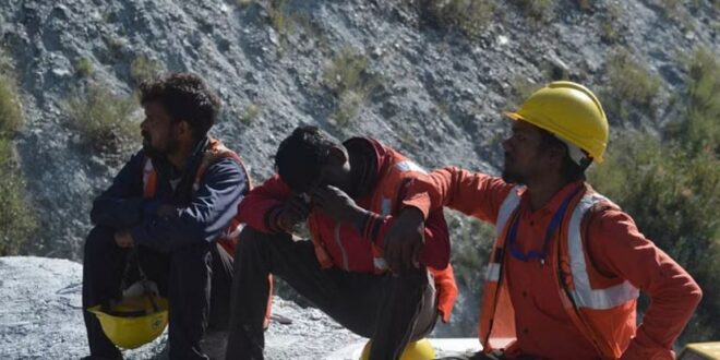 सिलक्यारा सुरंग: मुझे अपने घर जाना है..बच्चे बिलख रहे उन्हें गले लगाना है…