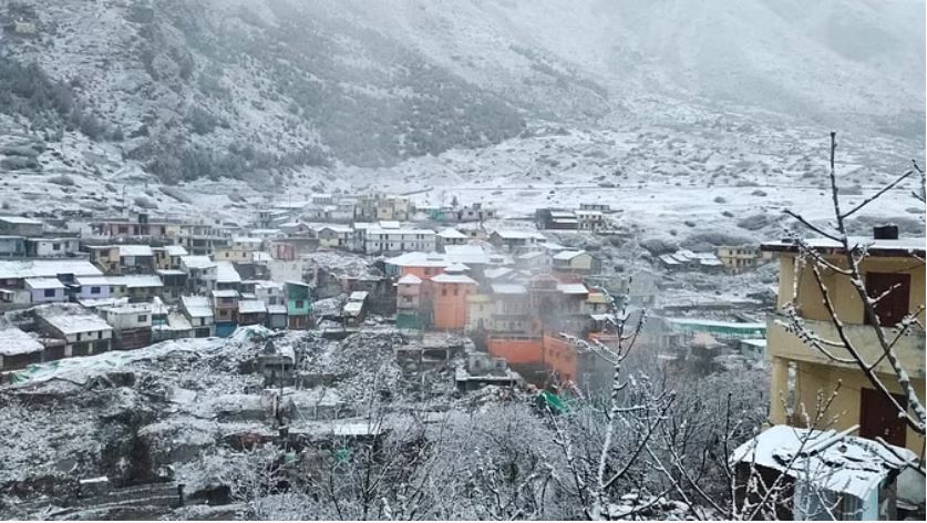 उत्तराखंड: पहाड़ से मैदान तक बदला मौसम, बदरीनाथ में बर्फबारी