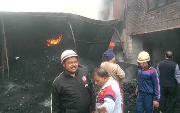लक्ष्मण झूला मार्ग पर फैक्टरी में लगी भीषण आग