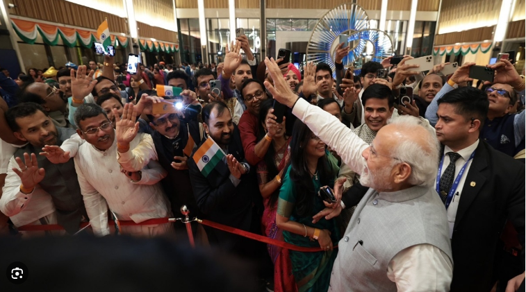 पीएम मोदी का दुबई में प्रवासी भारतीयों ने ‘अबकी बार मोदी सरकार’ नारे के साथ किया जोरदार स्वागत किया ! पीएम मोदी का दुबई में प्रवासी भारतीयों ने ‘अबकी बार मोदी सरकार’ नारे के साथ किया जोरदार स्वागत किया !